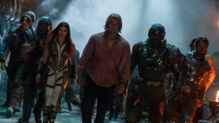 Elenco de Mestres do Universo aparece reunido em cena escura do live-action com Nicholas Galitzine ao centro como Príncipe Adam como He-Man