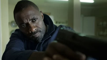Idris Elba em cena de Atentado em Paris.