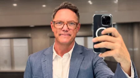 Matthew Lillard aparece de terno azul em selfie no espelho