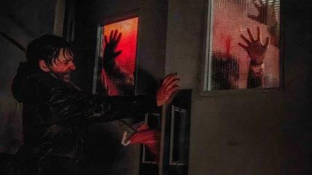 Austin Abrams em cena de Resident Evil de Zach Cregger.
