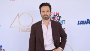 Sebastian Stan posa em evento de cinema