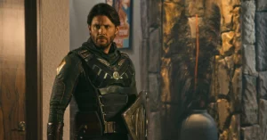 The Boys ganha derivado noir e revela segredo da Vought; entenda Soldier Boy, personagem de Jensen Ackles em The Boys, aparece com uniforme escuro e escudo em ambiente interno iluminado