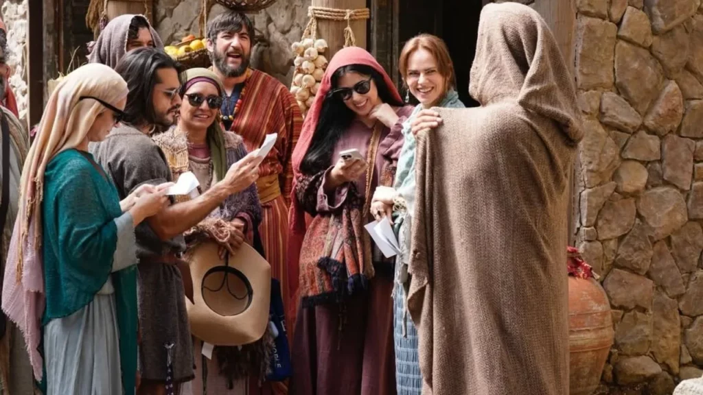 Elenco de The Chosen aparece reunido nos bastidores de gravação.