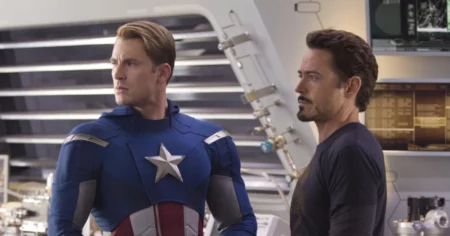 Vingadores: Doomsday reacende conflito que dividiu o MCU; entenda Steve Rogers, usando uniforme do Capitão América, aparece ao lado de Tony Stark em laboratório tecnológico da Marvel