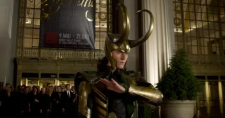 Vingadores: Doutor Destino | Tom Hiddleston reage a roteiro e surpreende; veja Loki, que retorna em Vingadores: Doutor Destino, com traje dourado e capacete com chifres em cena do Universo Cinematográfico da Marvel