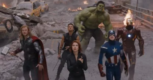 Thor, Viúva Negra, Gavião Arqueiro, Hulk, Capitão América e Homem de Ferro reunidos em cena de batalha em Os Vingadores