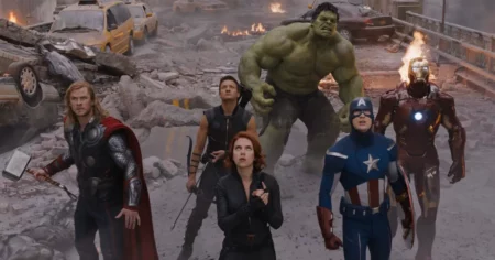 Thor, Viúva Negra, Gavião Arqueiro, Hulk, Capitão América e Homem de Ferro reunidos em cena de batalha em Os Vingadores