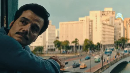 Wagner Moura em cena de O Agente Secreto
