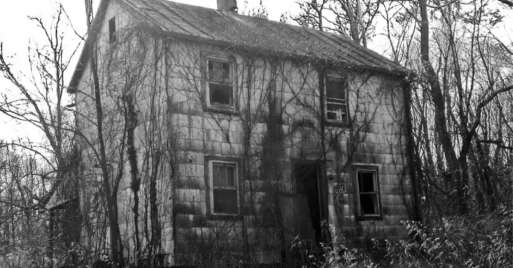 A Bruxa de Blair ganha data e teaser misterioso; confira Casa abandonada cercada por árvores aparece em cena de A Bruxa de Blair, clássico de terror que ganha novo reboot