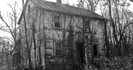 Casa abandonada cercada por árvores aparece em cena de A Bruxa de Blair, clássico de terror que ganha novo reboot