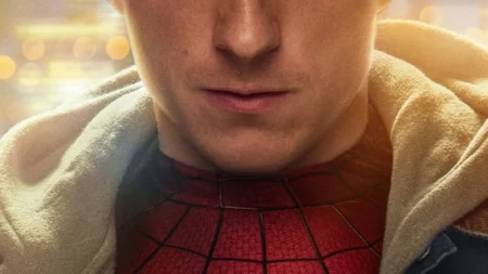 Homem-Aranha: Um Novo Dia: tudo o que sabemos sobre o novo filme da Marvel Peter Parker aparece em close com uniforme do Homem-Aranha sob casaco.
