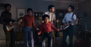 Michael lidera bilheteria no Brasil e bate recorde; veja top 10 Jaafar Jackson aparece ainda criança dançando à frente dos irmãos durante ensaio musical em cena da cinebiografia Michael