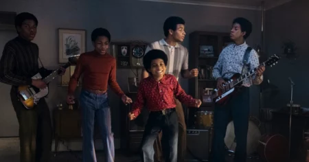 Michael lidera bilheteria no Brasil e bate recorde; veja top 10 Jaafar Jackson aparece ainda criança dançando à frente dos irmãos durante ensaio musical em cena da cinebiografia Michael