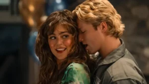 Off Campus: Allie e Dean são confirmados como protagonistas da 2ª temporada; veja Allie sorri enquanto Dean se aproxima dela em cena romântica da série Off Campus, novo casal protagonista da segunda temporada.