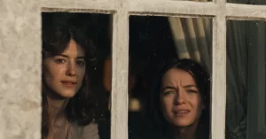Razão e Sensibilidade retorna em nova adaptação; veja trailer Daisy Edgar-Jones e Esmé Creed-Miles observam pela janela em cena da nova adaptação de Razão e Sensibilidade