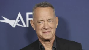 Tom Hanks durante um red carpet em um evento.