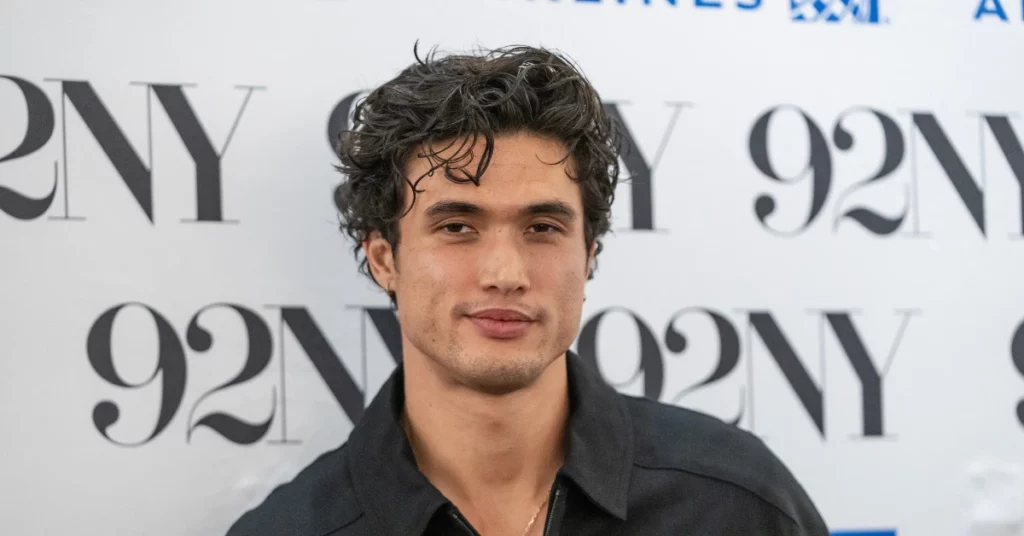 Charles Melton posa em evento em Nova York enquanto rumor aponta o ator como possível intérprete de Fera no reboot de X-Men