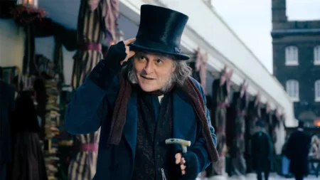 Johnny Depp caracterizado como Ebenezer Scrooge no novo filme da Paramount Pictures.