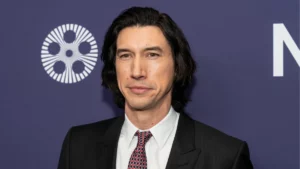 Adam Driver pode assumir um dos papéis mais icônicos dos X-Men; entenda o rumor Adam Driver posa para fotógrafos usando terno escuro, camisa branca e gravata durante um evento.