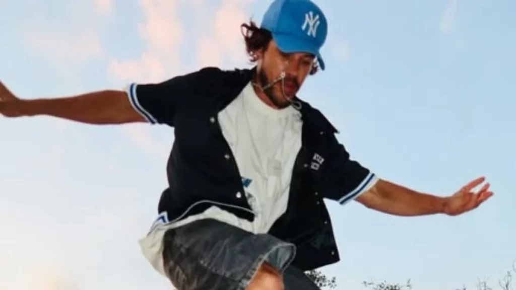 Cenas da cinebiografia de Chorão, inspirada na trajetória do vocalista da banda Charlie Brown Jr.