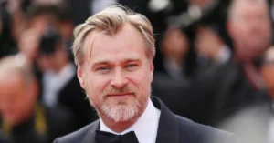 Christopher Nolan posa de smoking em tapete vermelho durante evento de cinema