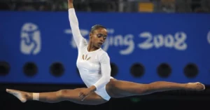 Ginasta brasileira executa salto durante competição nos Jogos Olímpicos de Pequim 2008