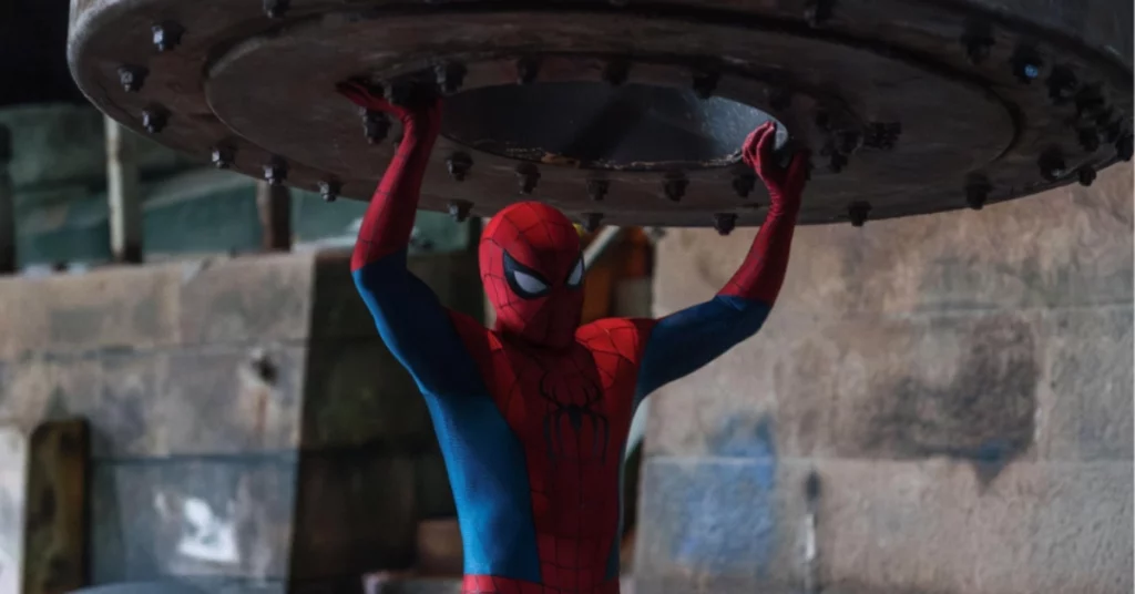 Homem-Aranha, interpretado por Tom Holland, sustenta estrutura metálica em cena do novo filme