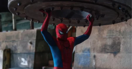 Homem-Aranha, interpretado por Tom Holland, sustenta estrutura metálica em cena do novo filme