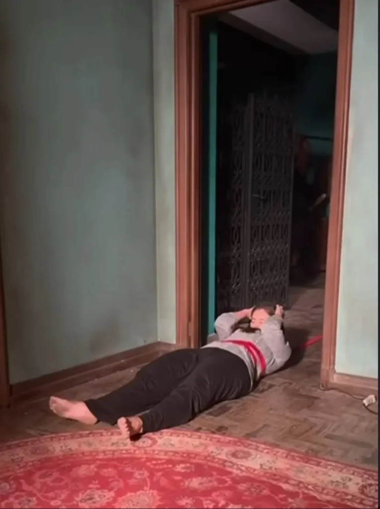 Paolla Oliveira expõe bastidores de cena sem dublê em seu 1º filme de terror: 'Intenso' 2 Paolla Oliveira deitada no chão durante gravação de Herança de Narcisa, sendo puxada por uma fita vermelha em cena feita sem dublê.