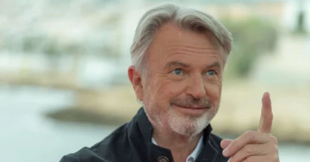 Sam Neill morre aos 78 anos; família revela últimos momentos Sam Neill sorri e aponta o dedo durante aparição pública
