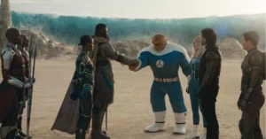 Vingadores: Guerras Secretas - Grupo de heróis reunido em cenário rochoso diante de uma grande barreira azul