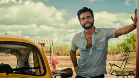 Wagner Moura em cena de O Agente Secreto