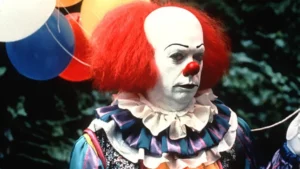Tim Curry de IT e Esqueceram de Mim 2 morre aos 80 anos; relembre sua trajetória Tim Curry como Pennywise em IT (1990)