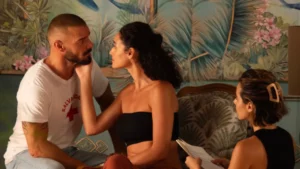 Débora Nascimento divide cena com Ricky Martin em prévia de Hombre al Agua; confira debora nascimento ricky martin