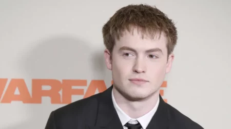 Kit Connor em red carpet de uma premiére.