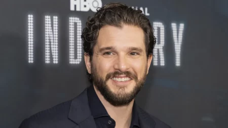 Kit Harington em premiére de The Industry