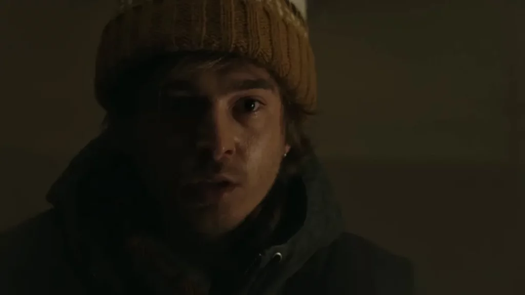 Resident Evil: Novo filme de Zach Cregger ganha teaser com cão zumbi; assista Austin Abrams em cena de Resident Evil, Reboot de Zach Cregger