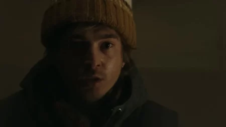 Austin Abrams em cena de Resident Evil, Reboot de Zach Cregger