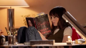 Mulher lê um livro em ambiente interno em cena usada para pauta sobre verity filme.