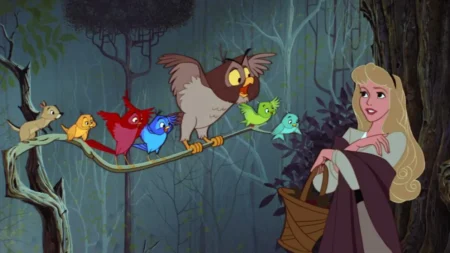 Cena de A Bela Adormecida com a princesa Aurora na floresta cercada por animais e pássaros.