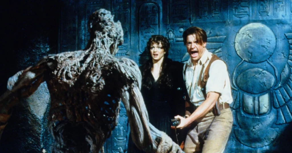 A Múmia 4 inicia filmagens com Brendan Fraser; veja detalhes Cena de A Múmia mostra dois protagonistas diante de uma criatura em um ambiente com paredes cobertas por hieróglifos
