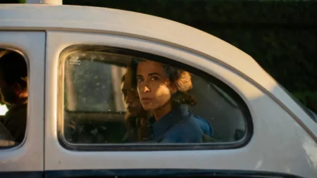 Academia resgata cena de Ainda Estou Aqui e provoca reação de brasileiros; confira Fernanda Torres interpreta Eunice Paiva em cena de Ainda Estou Aqui, dentro de um carro, olhando pela janela.