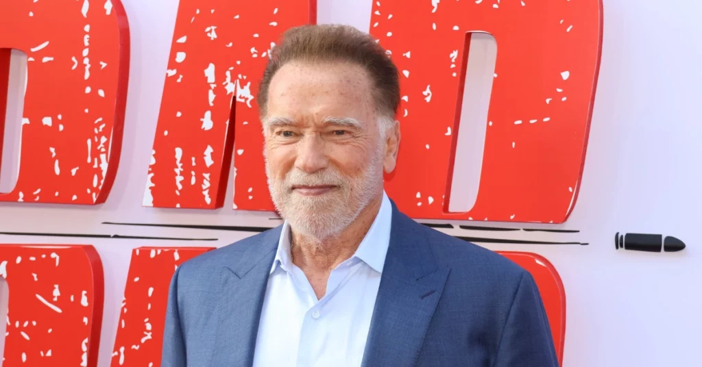 Arnold Schwarzenegger faz acordo inusitado por traje de Batman & Robin; entenda Arnold Schwarzenegger posa de terno azul durante evento em Hollywood