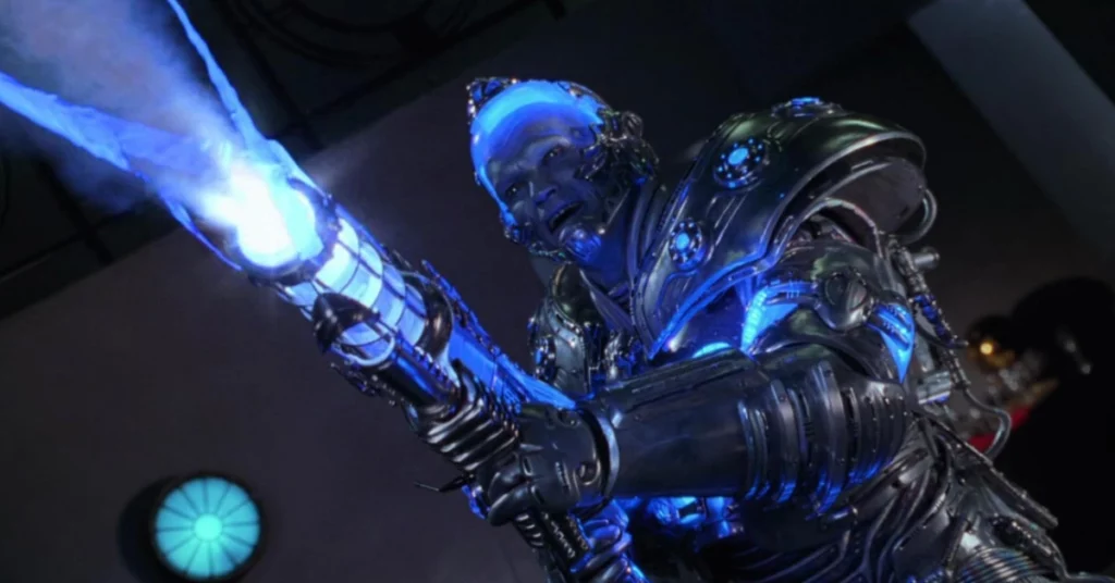 Arnold Schwarzenegger faz acordo inusitado por traje de Batman & Robin; entenda 1 Cena de Batman & Robin mostra Arnold Schwarzenegger usando traje metálico iluminado em azul