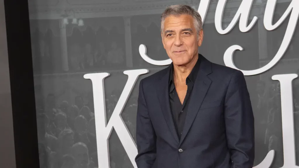 George Clooney revela que hipotecou a própria casa por filme indicado ao Oscar; veja George Clooney de roupa social em evento.