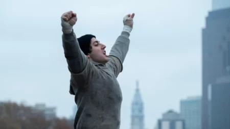 Anthony Ippolito interpreta Sylvester Stallone em cena de Eu Sou o Rocky.