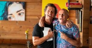 Matthew McConaughey e Woody Harrelson são irmãos? Entenda a teoria que virou série Matthew McConaughey e Woody Harrelson aparecem abraçados diante de um microfone em cena de Brothers