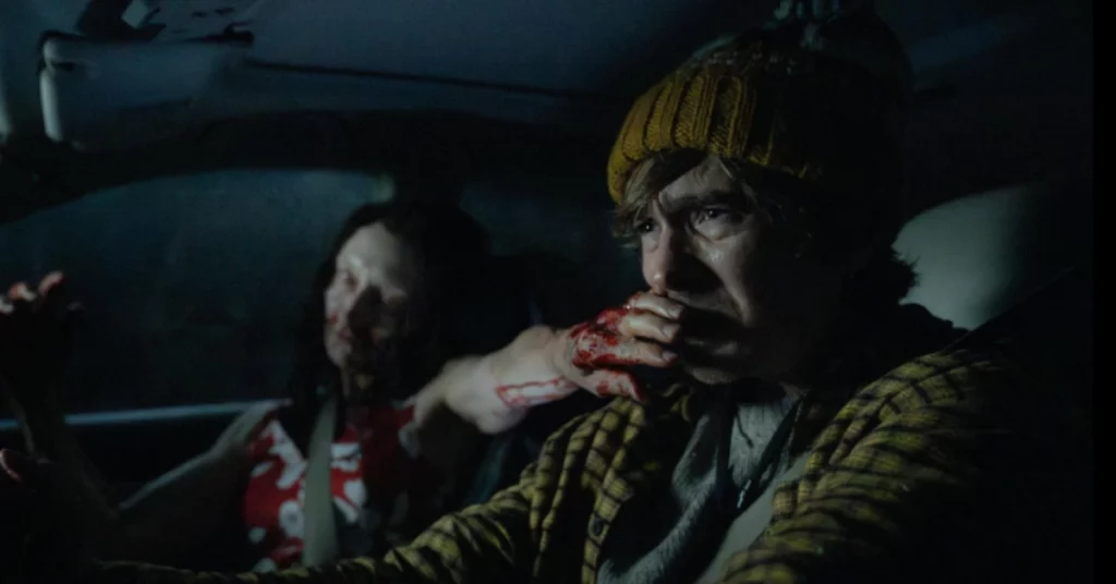 Resident Evil é considerado ‘uma das melhores adaptações’; veja primeiras reações Homem dirige um carro em cena tensa do novo filme Resident Evil enquanto uma criatura aparece ao seu lado