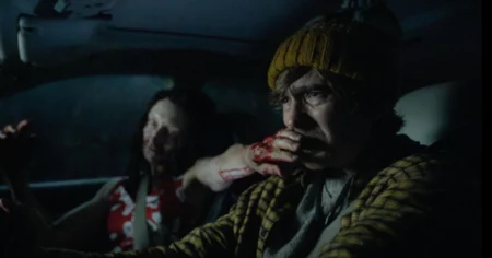 Resident Evil é considerado ‘uma das melhores adaptações’; veja primeiras reações Homem dirige um carro em cena tensa do novo filme Resident Evil enquanto uma criatura aparece ao seu lado