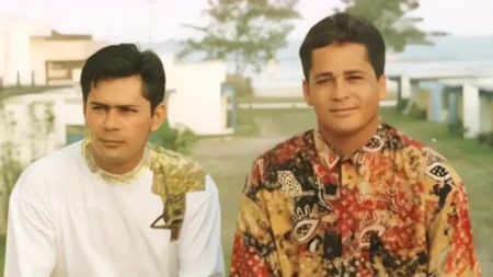 Montagem com fotos antigas de Leandro e Leonardo juntos, em diferentes momentos da carreira da dupla sertaneja.